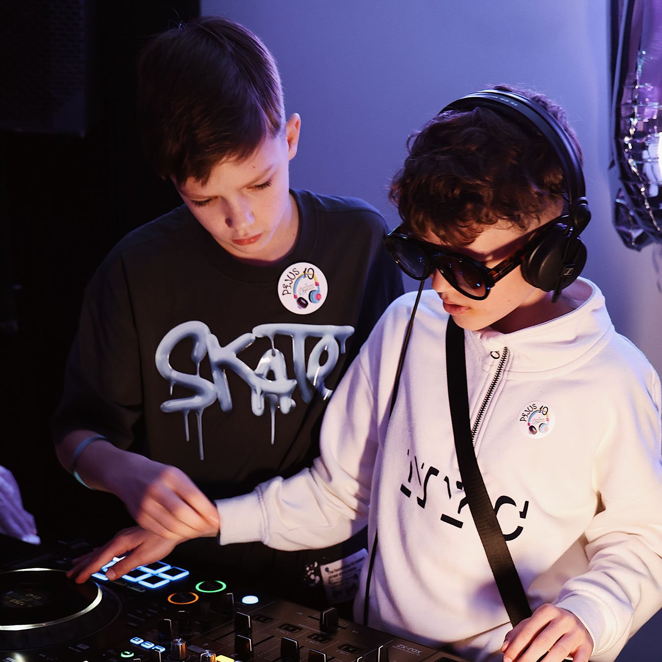 Atikesup Gimtadieniai Vaikai Prie DJ Pulto Svencia Gimtadieni Naudodami DJ Pulta