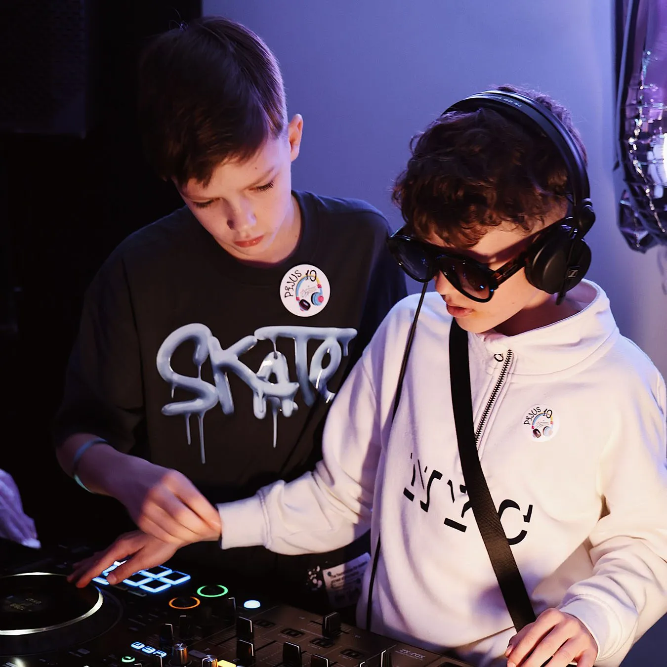 Atikesup Gimtadieniai Vaikai Prie DJ Pulto Svencia Gimtadieni Naudodami DJ Pulta