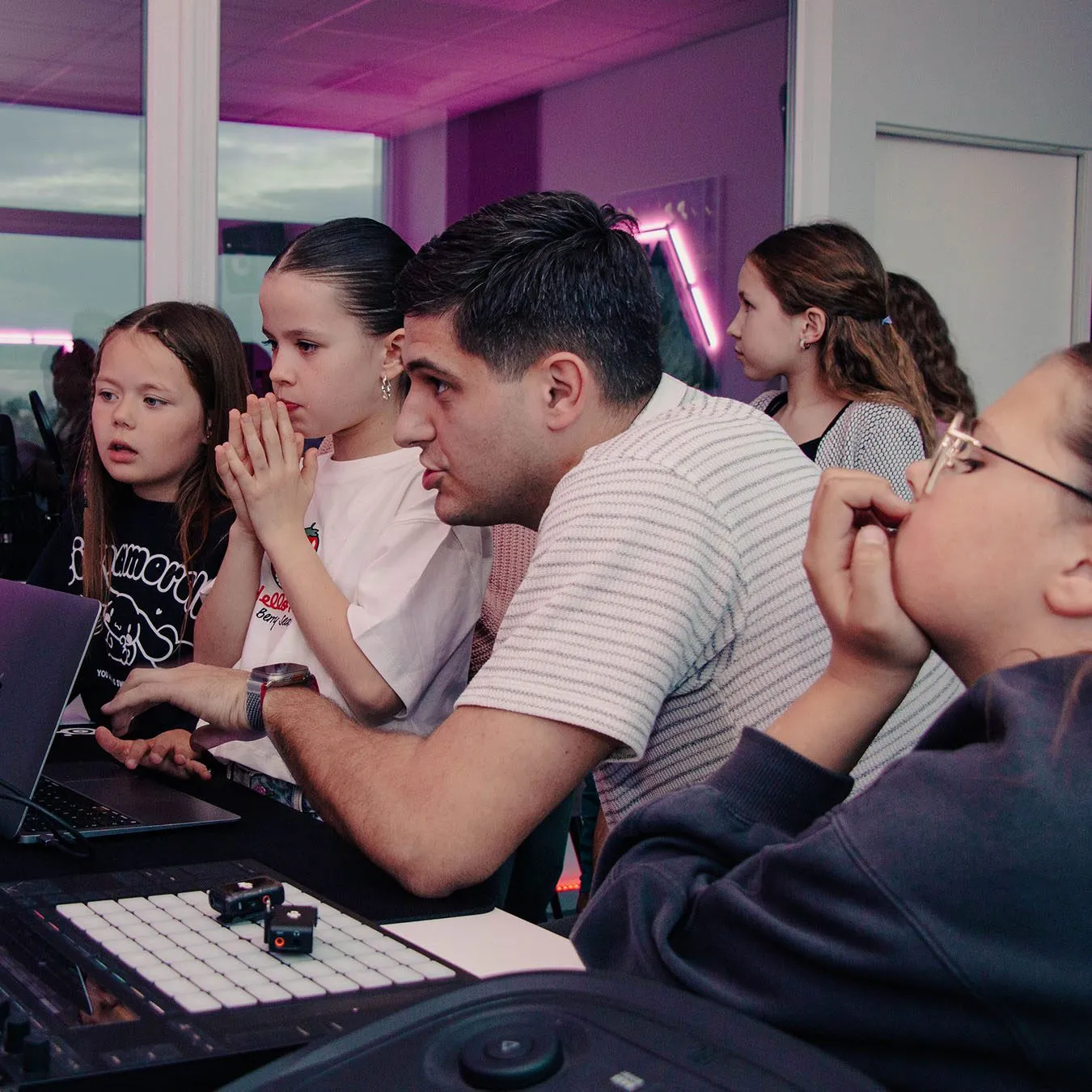 Atikesup Gimtadieniai Vedejas Mokytojas Rodo Vaikams DJ ir Muzikos Produkcijos Darbus
