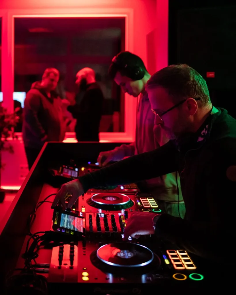 DJ Pamokos Pradedanciuju Mokinys Naudojantis DJ Pulta